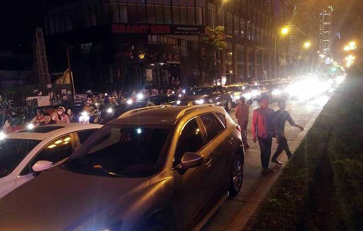 Ô tô xe máy nhúc nhích từng cm đi qua hiện trường vụ việc.