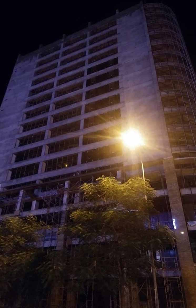 Toàn cảnh công trình "Trung tâm thương mại và văn phòng cho thuê" trên đường Lê Văn Lương. Hiện cơ quan chức năng đang điều tra, làm rõ.