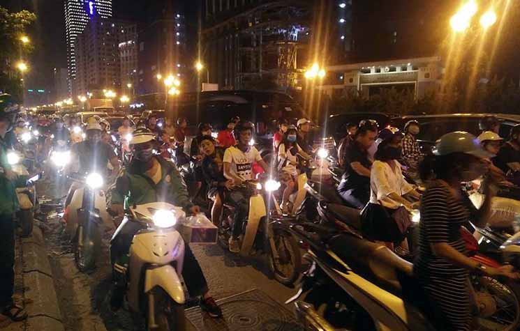 Do ảnh hưởng vụ việc nên tuyến đường Lê Văn Lương di chuyển ra phía Láng Hạ bị ùn tắc nghiêm trọng.