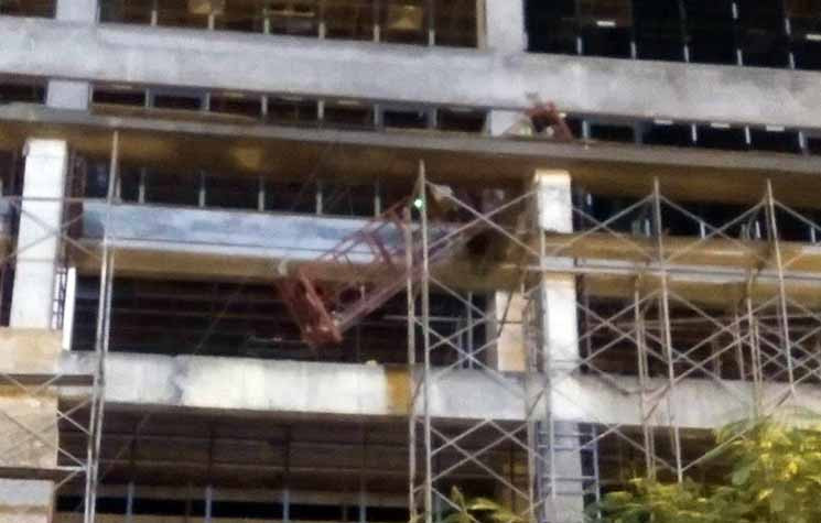 Hình ảnh phía trên dàn giáo của dự án được cho là điểm rơi thanh sắt xuống đất.