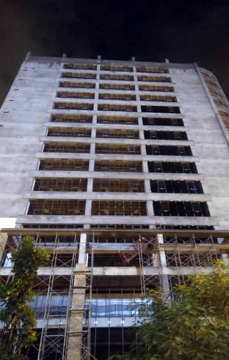 "Khoảng 18h tôi đi xe máy qua đây rồi tôi ngã xuống đường không biết gì, lúc mọi người đỡ dậy tôi mới biết thanh sắt rơi trúng. May mắn thoát chết", - ông Nguyễn Hùng Cường (SN 1956, trú tại Minh Khai, Hà Nội, điều khiển xe máy) - một trong các nạn nhân, bàng hoàng kể lại. (Hình ảnh công trình có thanh sắt từ trên rơi xuống).