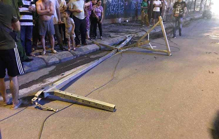 Thanh sắt đã rơi trúng 3 xe đang lưu thông khiến 1 người phụ nữ tử vong tại chỗ. Một người đàn ông may mắn thoát chết, bị thanh sắt cứa gây thương tích ở 2 tay.