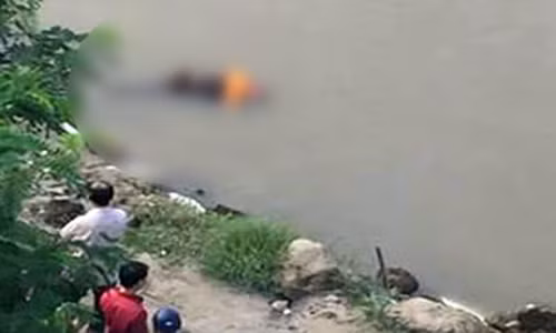 Thay cung ra song lam le, truot chan nga xuong nuoc tu vong