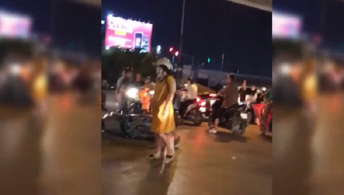 Va cham giao thong, thanh nien di SH hung ho xo nga ba bau-Hinh-2