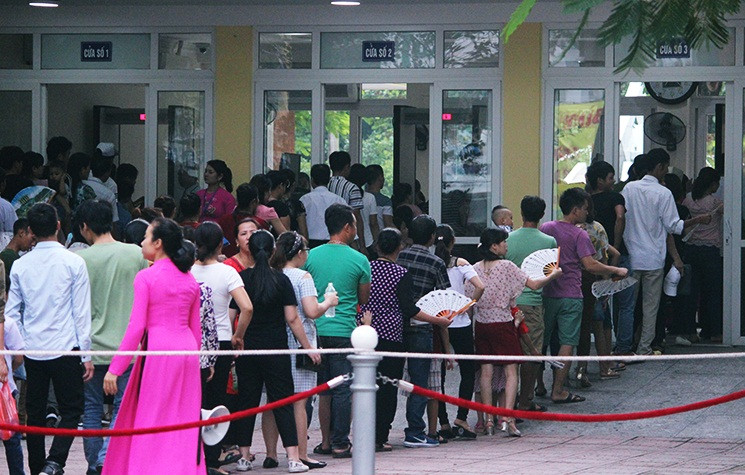 Tại cổng vào Lăng Hồ Chủ tịch trên đường Ngọc Hà, hàng nghìn người xếp thành hàng dài chờ đợi đến lượt mình vào Lăng viếng Bác.