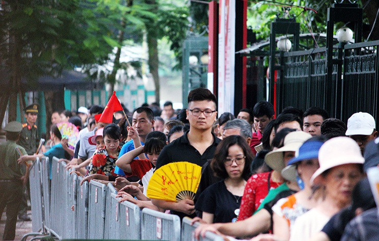 Đến 8h sáng cùng ngày, dòng người hướng đến Lăng Bác mỗi lúc một đông.