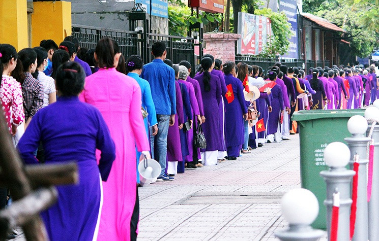 “Đây là lần đầu tiên tôi được đi cùng đoàn đến thăm viếng Lăng Chủ tịch Hồ Chí Minh, tâm trạng tôi rất vui. Nhất định lần sau có dịp tôi và các con, cháu sẽ cùng nhau đến thăm Lăng Bác thêm nhiều lần nữa”, bà Hoa (56 tuổi, Tuyên Quang) chia sẻ.