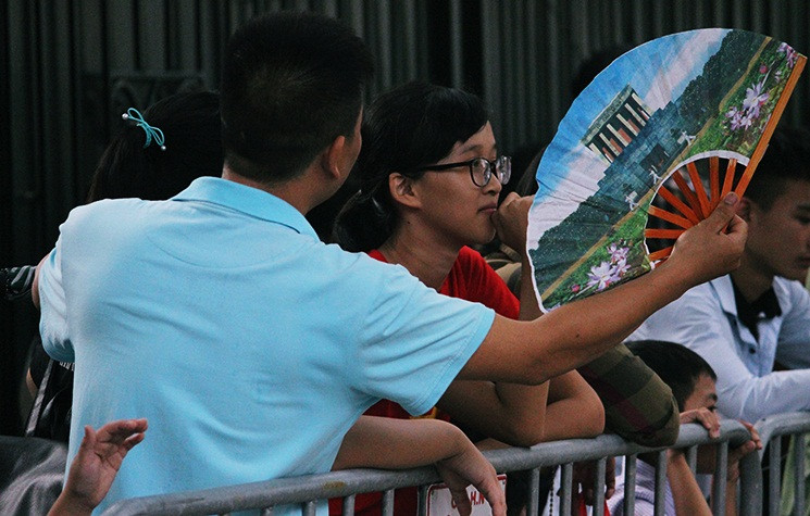 Dù phải xếp hàng rất đông nhưng dòng người giữ trật tự, xếp thẳng hàng chờ đợi đến lượt mình vào Lăng viếng Chủ tịch Hồ Chí Minh vĩ đại.