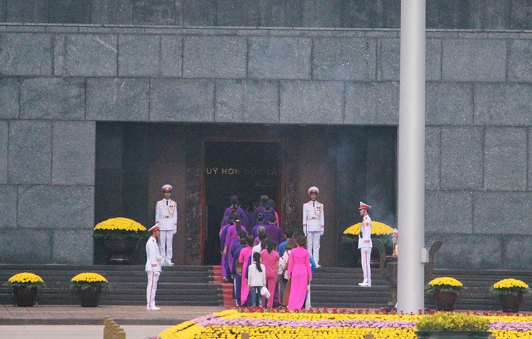 Nhiều người dân Việt mong được sải bước trên Quảng trường Ba Đình và viếng Lăng Bác khi đến thăm Hà Nội.