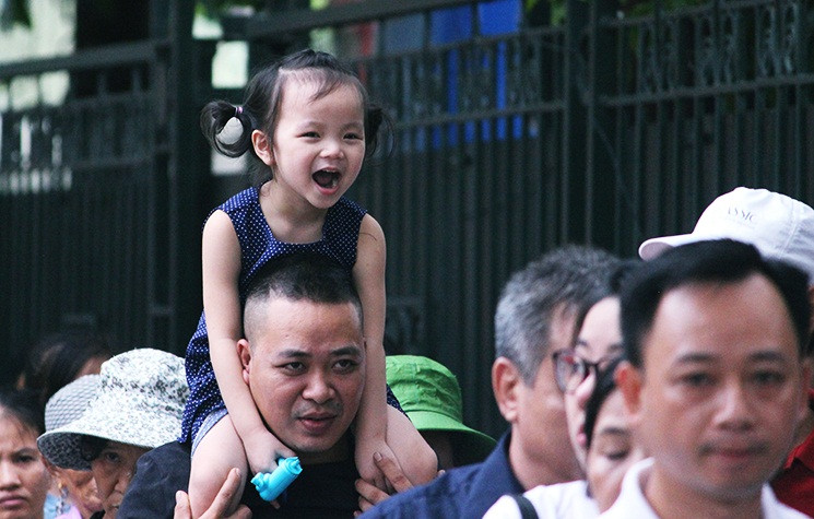 Em nhỏ này hào hứng được bố mẹ đưa đến thăm Lăng Bác.