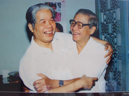 Hình ảnh nguyên Tổng Bí thư tiến hành bỏ phiếu thực hiện quyền công dân. Nguyên Tổng Bí thư Đỗ Mười và cố Thủ tướng Võ Văn Kiệt. Nguồn Chính phủ.