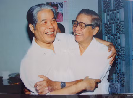 Hình ảnh nguyên Tổng Bí thư tiến hành bỏ phiếu thực hiện quyền công dân. Nguyên Tổng Bí thư Đỗ Mười và cố Thủ tướng Võ Văn Kiệt. Nguồn Chính phủ.