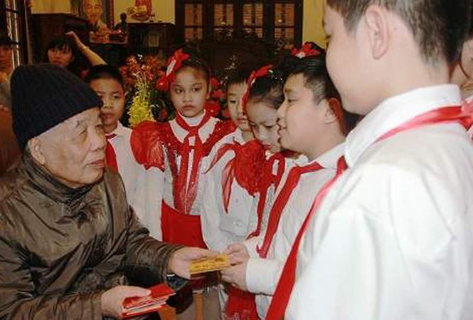 Nguyên Tổng Bí thư Đỗ Mười mừng tuổi thiếu nhi đi vào sáng mùng 1 Tết Ất Mùi (19/2/2015). Nguồn Tiền Phong.
