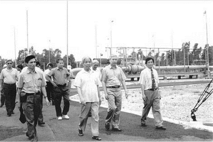 Nguyên Tổng bí thư Đỗ Mười thăm một công trình của ngành Dầu khí. Nguồn Chính phủ.