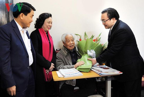 Hình ảnh Ủy viên Bộ Chính trị, Bí thư Thành ủy thành phố Hà Nội Hoàng Trung Hải cùng các lãnh đạo thành phố đã đến thăm, chúc Tết và mừng thọ 101 tuổi nguyên Tổng bí thư Đỗ Mười vào chiều ngày 1/2/2018.