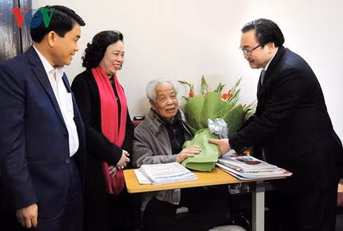 Hình ảnh Ủy viên Bộ Chính trị, Bí thư Thành ủy thành phố Hà Nội Hoàng Trung Hải cùng các lãnh đạo thành phố đã đến thăm, chúc Tết và mừng thọ 101 tuổi nguyên Tổng bí thư Đỗ Mười vào chiều ngày 1/2/2018.