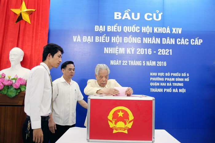 Nhân dân xúc động với hình ảnh nguyên Tổng bí thư Đỗ Mười đi bỏ phiếu bầu cử đại biểu Quốc hội khóa XIV và đại biểu hội đồng nhân dân các cấp nhiệm kỳ 2016 -2021 tại phường Phạm Đình Hổ (Hai Bà Trưng, Hà Nội) dù tuổi đã cao. Ảnh: Vietnam+.