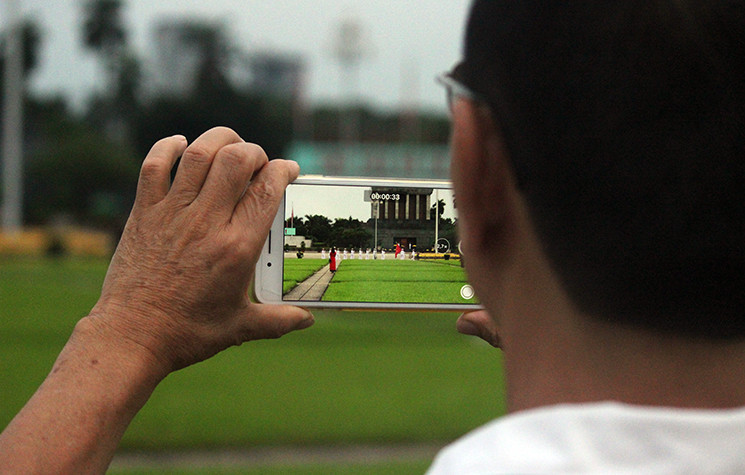 Người dân không quên ghi lại những hình ảnh tại Quảng trường Ba Đình làm kỷ niệm.