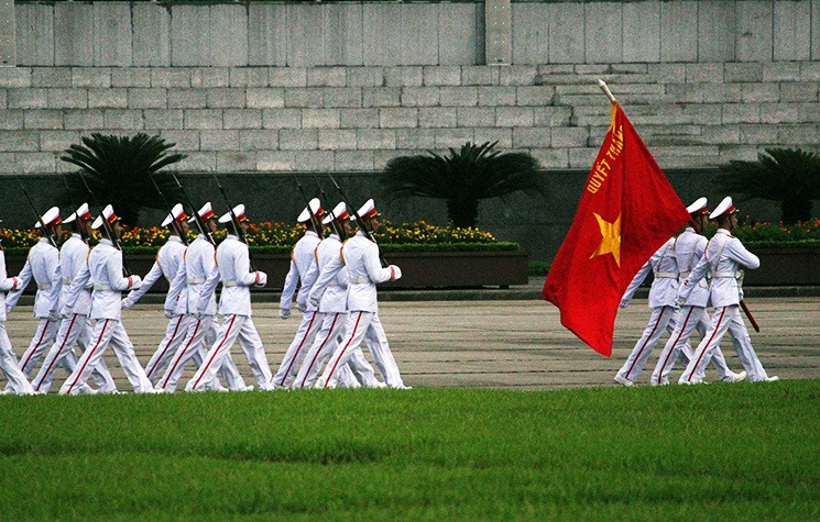 Sau lễ thượng cờ, đội tiêu binh đi một vòng trước cửa Lăng Chủ tịch Hồ Chí Minh.
