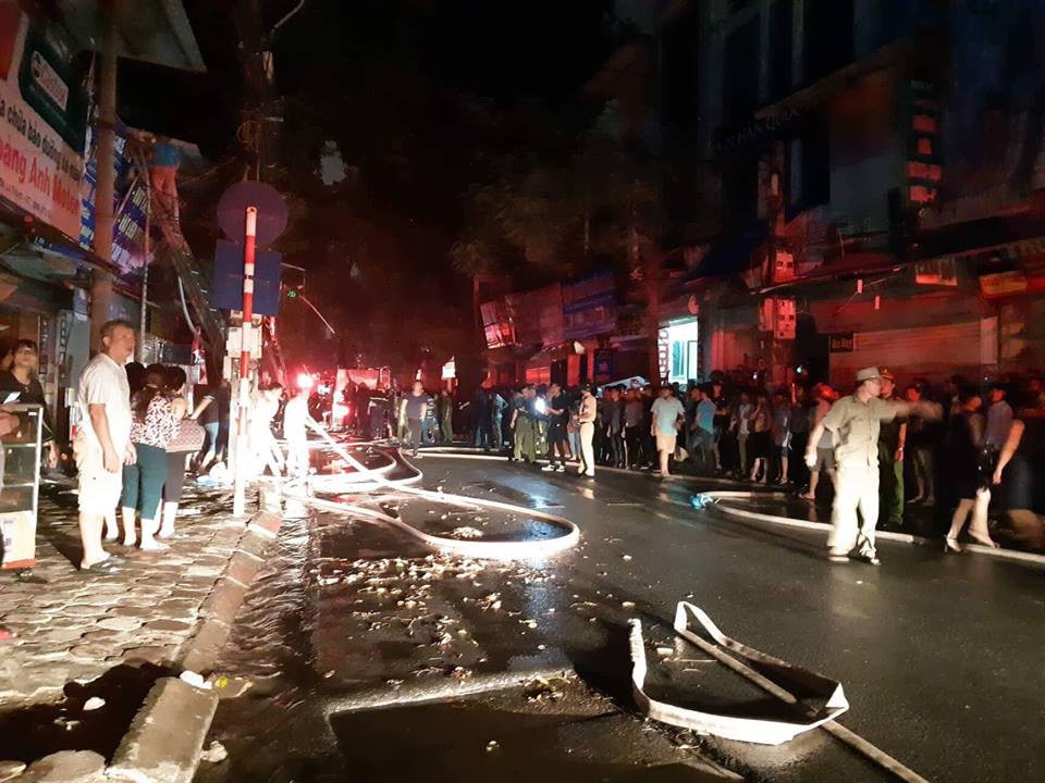 Toàn bộ xung quanh khu vực hiện trường vụ cháy được lực lượng chức năng cắt điện nhằm đảm bảo an toàn tính mạng tài sản của người dân.