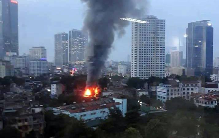 Vụ cháy lớn ở Đê La Thành đứng từ xa hàng km cũng dễ dàng quan sát thấy.