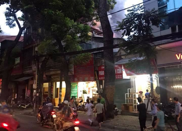 Nhiều người dân sinh sống gần khu vực hỏa hoạn chạy tán loạn.