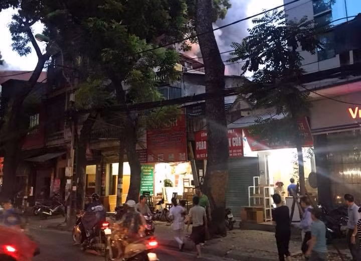 Nhiều người dân sinh sống gần khu vực hỏa hoạn chạy tán loạn.