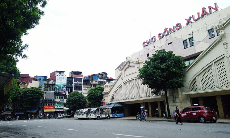 Tuyến đường trước cổng chợ Đồng Xuân không còn nhộn nhịp như ngày thường trong sáng ngày 2/9.