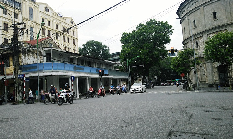 Nút giao thông tại Hàng Giấy - Phan Đình Phùng.