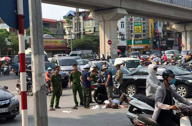 Ha Noi: Toyota Camry gay tai nan lien hoan tren pho