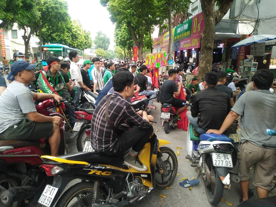 Người hâm mộ đứng dài trên đường Hai Bà Trưng theo dõi trận đấu.