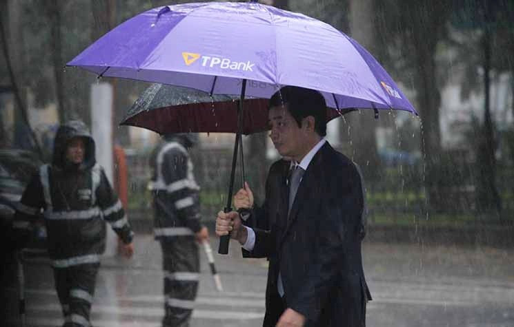 Người dân đội mưa lớn vào viếng Chủ tịch nước Trần Đại Quang.