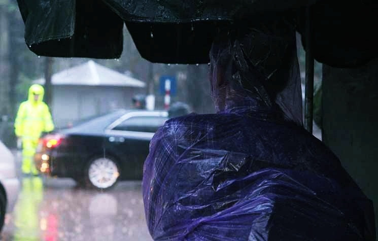 Người dân không ngần ngại trời mưa, ai cũng mong muốn được vào viếng tiễn biệt Chủ tịch nước Trần Đại Quang lần cuối.