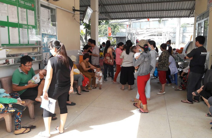 Het vac xin 5 in 1 Quinvaxem, hang loat tre khong duoc chich ngua