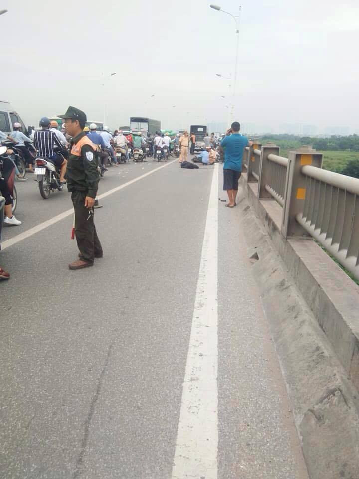 Nguoi dan ong nga xe may tu vong tren cau Vinh Tuy