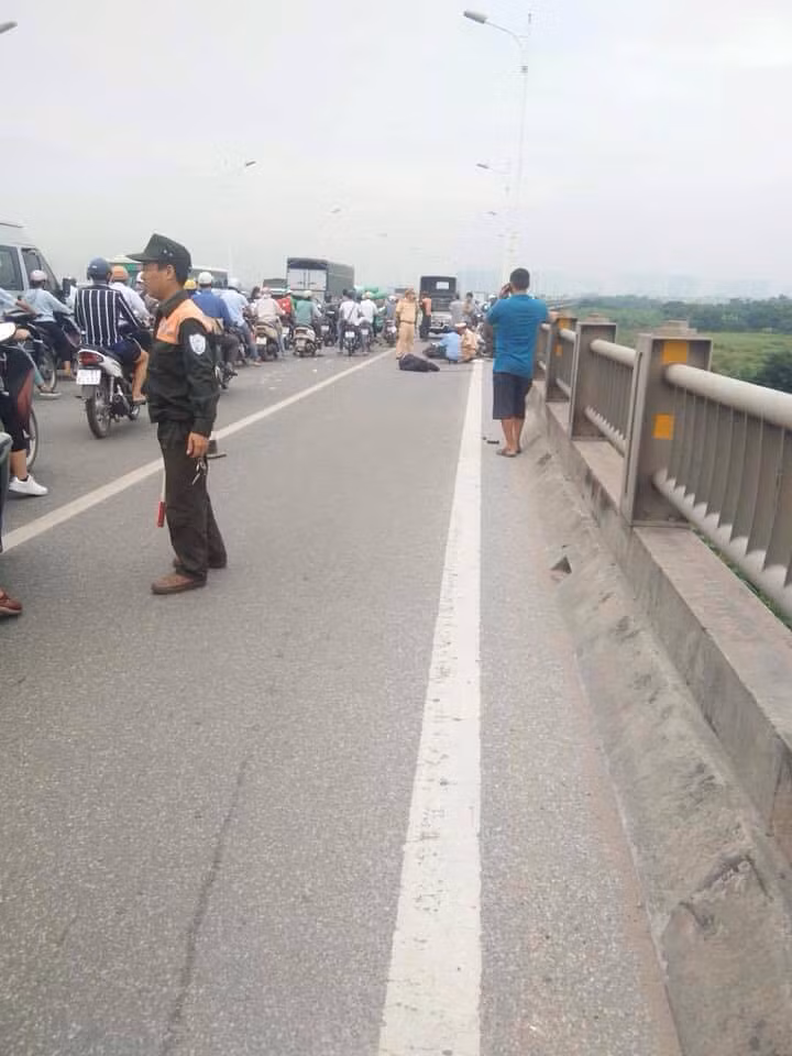 Nguoi dan ong nga xe may tu vong tren cau Vinh Tuy