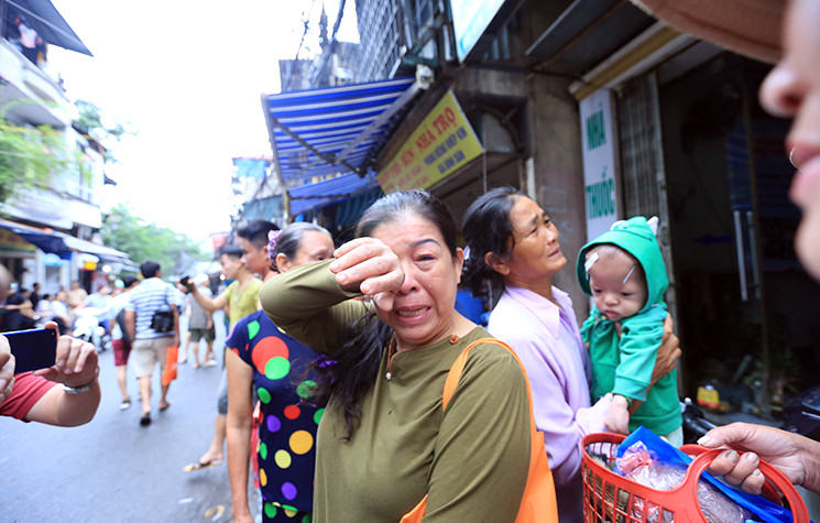 Bà Nguyễn Thị Chính (quê ở TP Hải Phòng), là một trong những người thuê trọ bị cháy rụi hết toàn bộ đồ đạc, liên tục gạt nước mắt.
