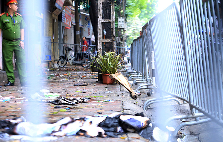 Những vật dụng bị cháy rơi vương vãi khắp trên vỉa hè.