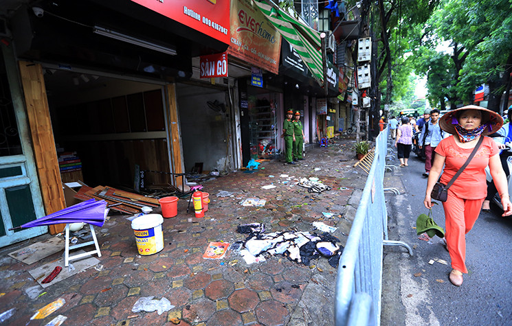 Thời điểm xảy ra hỏa hoạn, lửa bốc cháy từ ngôi nhà 3 tầng gần Bệnh viện Nhi Trung ương và chỉ ít phút sau lan ra các nhà cùng dãy. Phải đến khuya cùng ngày, ngọn lửa mới được dập tắt hoàn toàn.