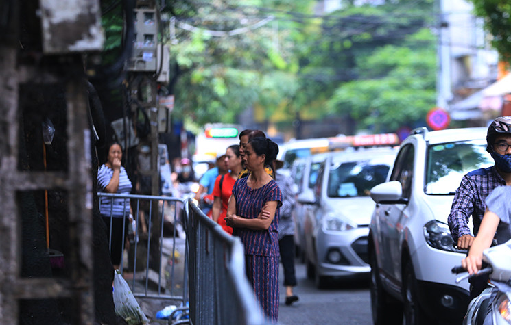 Người nhà bệnh nhân thẫn thờ đứng trước hiện trường vụ cháy.