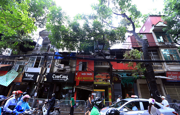 Những ngôi nhà bị cháy trên đường Đê La Thành tan hoang. Nhiều vật dụng bên trong nhà gia chủ vẫn chưa thể đưa ra ngoài do Công an phong tỏa hiện trường để phục vụ công tác điều tra.