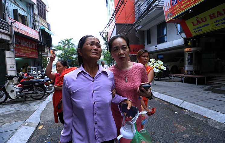 Trong sáng nay, nhiều người thân có con cháu đang điều trị tại Bệnh viện Nhi Trung ương lâm vào cảnh khốn khó hơn khi toàn bộ đồ đạc, tiền bạc ở trong khu nhà trọ bị cháy hết.
