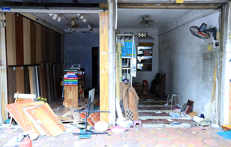 Cảnh đồ đạc lộn xộn bên trong một ngôi nhà bị ảnh hưởng bởi vụ cháy.