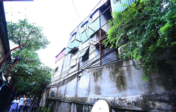 Hình ảnh phía sau dãy nhà bị cháy.