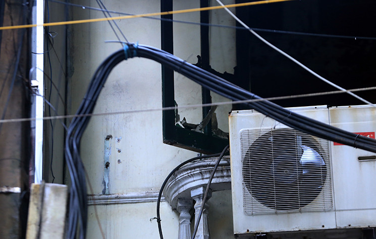 Cửa kính của một trong số các ngôi nhà cháy vỡ tan.