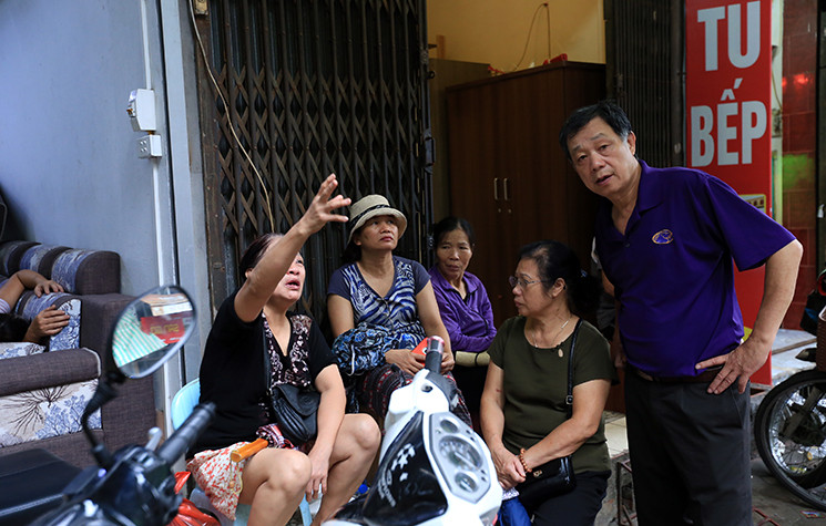 Những người dân sống xung quanh khu vực hiện trường vẫn chưa hết hoảng sợ sau vụ cháy.