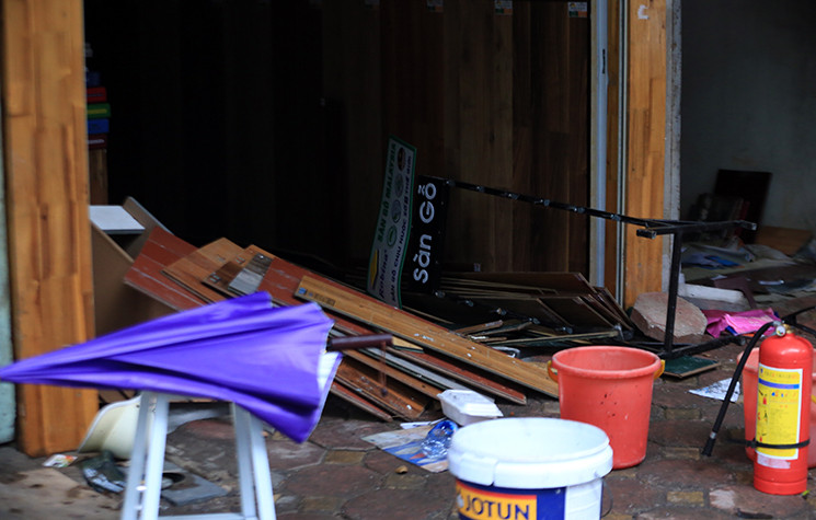 Đồ đạc, vật dụng bị xáo trộn nằm ngổn ngang.