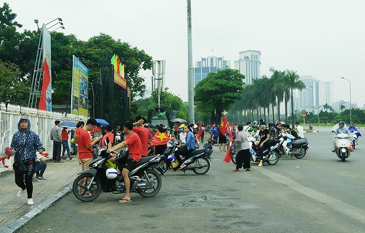 Bat chap troi mua, CDV no nuc den san My Dinh cho don Olympic Viet Nam