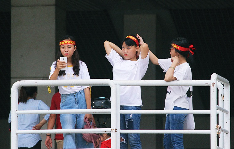 “Tụi em yêu thích nhất các các cầu thủ U23 Việt Nam. Hơi tiếc là các cầu thủ U23 chưa giành được tấm huy chương nào, nhưng các anh ấy đã thi đấu hết sức vì màu cờ sắc áo, vì người hâm mộ điều đó khiến chúng em vô cùng ngưỡng mộ”, - các nữ cổ động viên này chia sẻ.