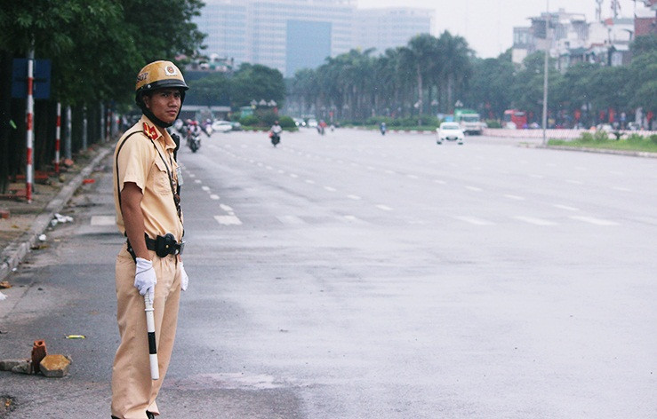 Để đảm bảo an toàn giao thông, giúp các phương tiện lưu thông dễ dàng qua khu vực sân vận động Mỹ Đình, lực lượng CSGT cũng được bố trí túc trực ở các chốt điểm.